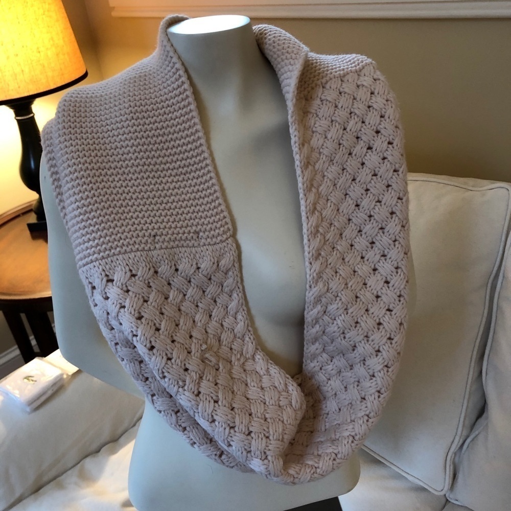 Banana Republic Blush Knot Scarf - Picture 2 of 6